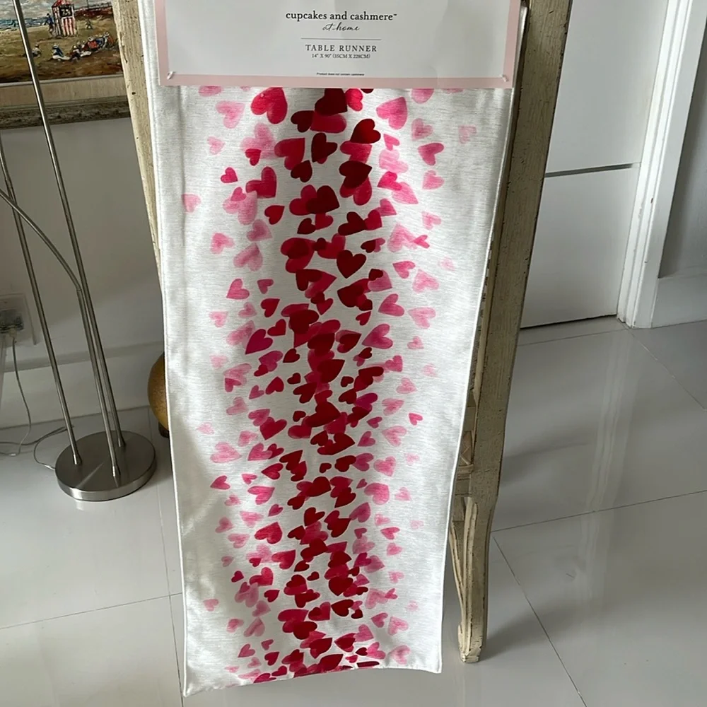 Cupcakes & Cashmere White/Pink/Red Hearts 14x 90